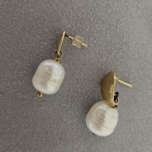 Elegant Gold and White Pearl Earrings